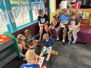 Makuri School Students reading thier new books - Funding Partner The Hemi Whyte Whanau
